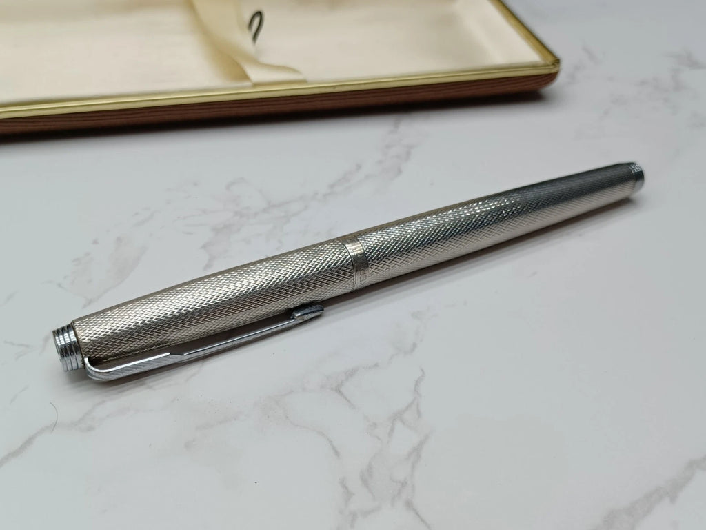 Nice PARKER FOUNTAIN PEN - Silver Plated - NIB 18K Gold - With Box AF07-1613
