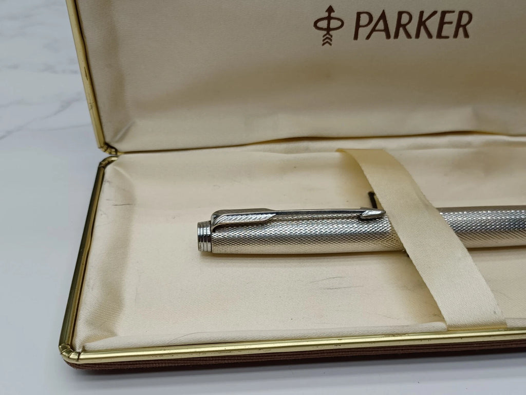 Nice PARKER FOUNTAIN PEN - Silver Plated - NIB 18K Gold - With Box AF07-1613