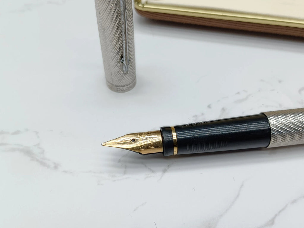 Nice PARKER FOUNTAIN PEN - Silver Plated - NIB 18K Gold - With Box AF07-1613