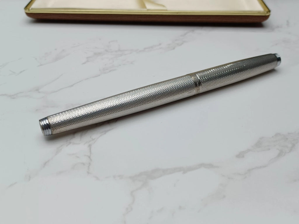 Nice PARKER FOUNTAIN PEN - Silver Plated - NIB 18K Gold - With Box AF07-1613