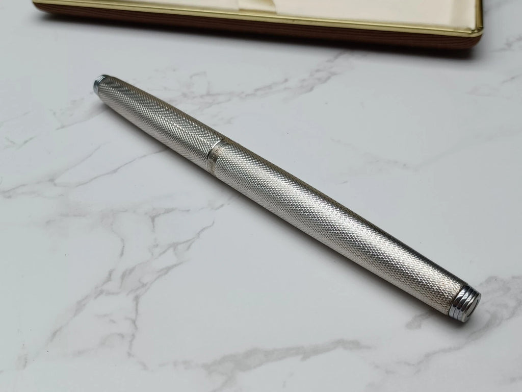 Nice PARKER FOUNTAIN PEN - Silver Plated - NIB 18K Gold - With Box AF07-1613