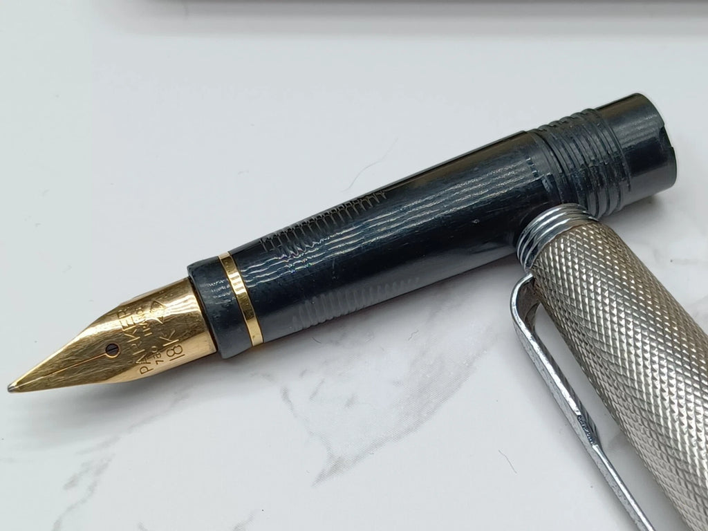 Nice PARKER FOUNTAIN PEN - Silver Plated - NIB 18K Gold - With Box AF07-1613