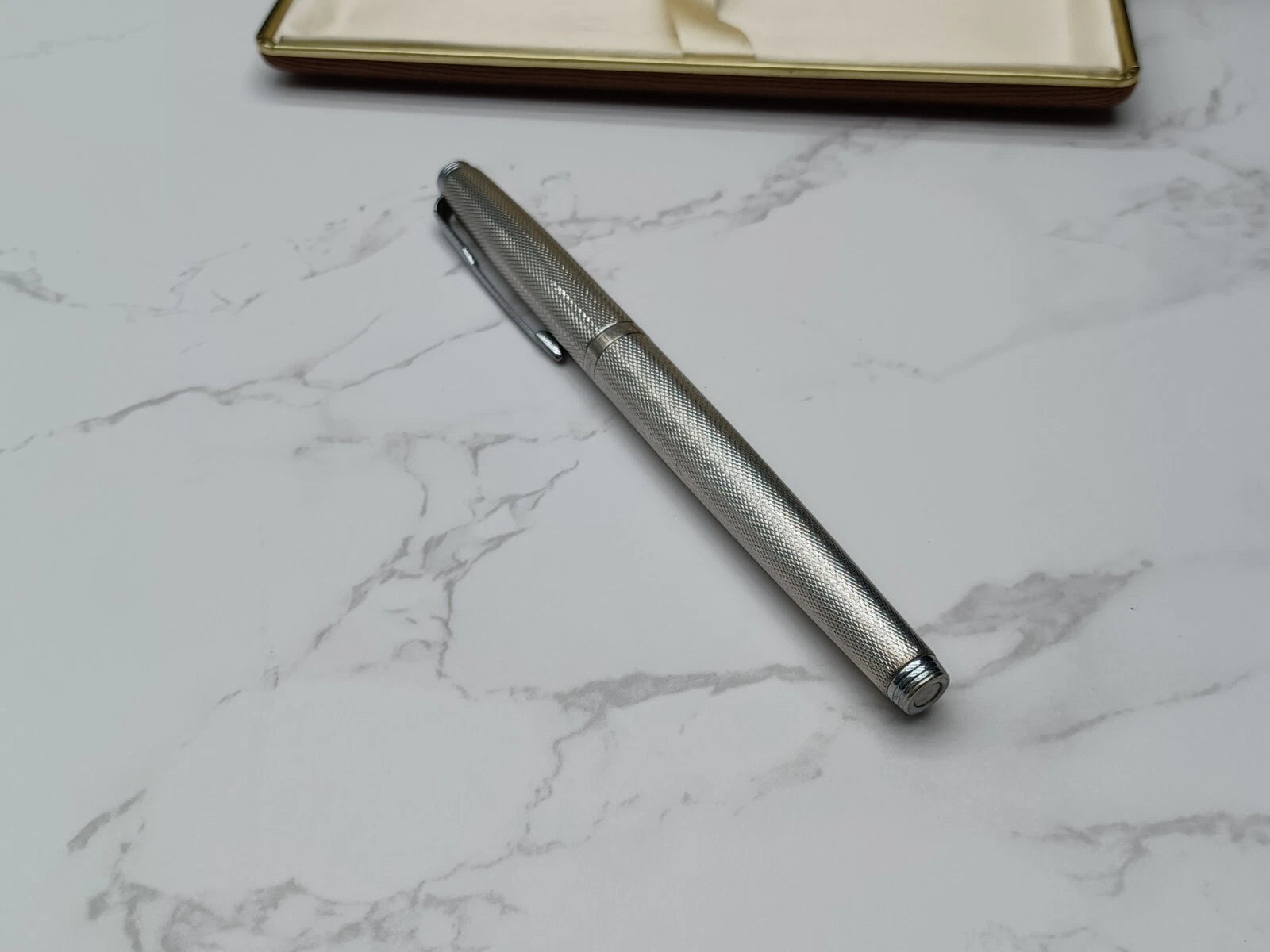 Nice PARKER FOUNTAIN PEN - Silver Plated - NIB 18K Gold - With Box AF07-1613