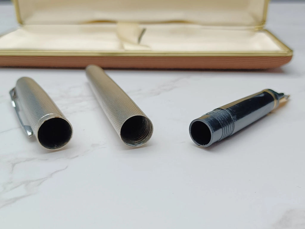 Nice PARKER FOUNTAIN PEN - Silver Plated - NIB 18K Gold - With Box AF07-1613