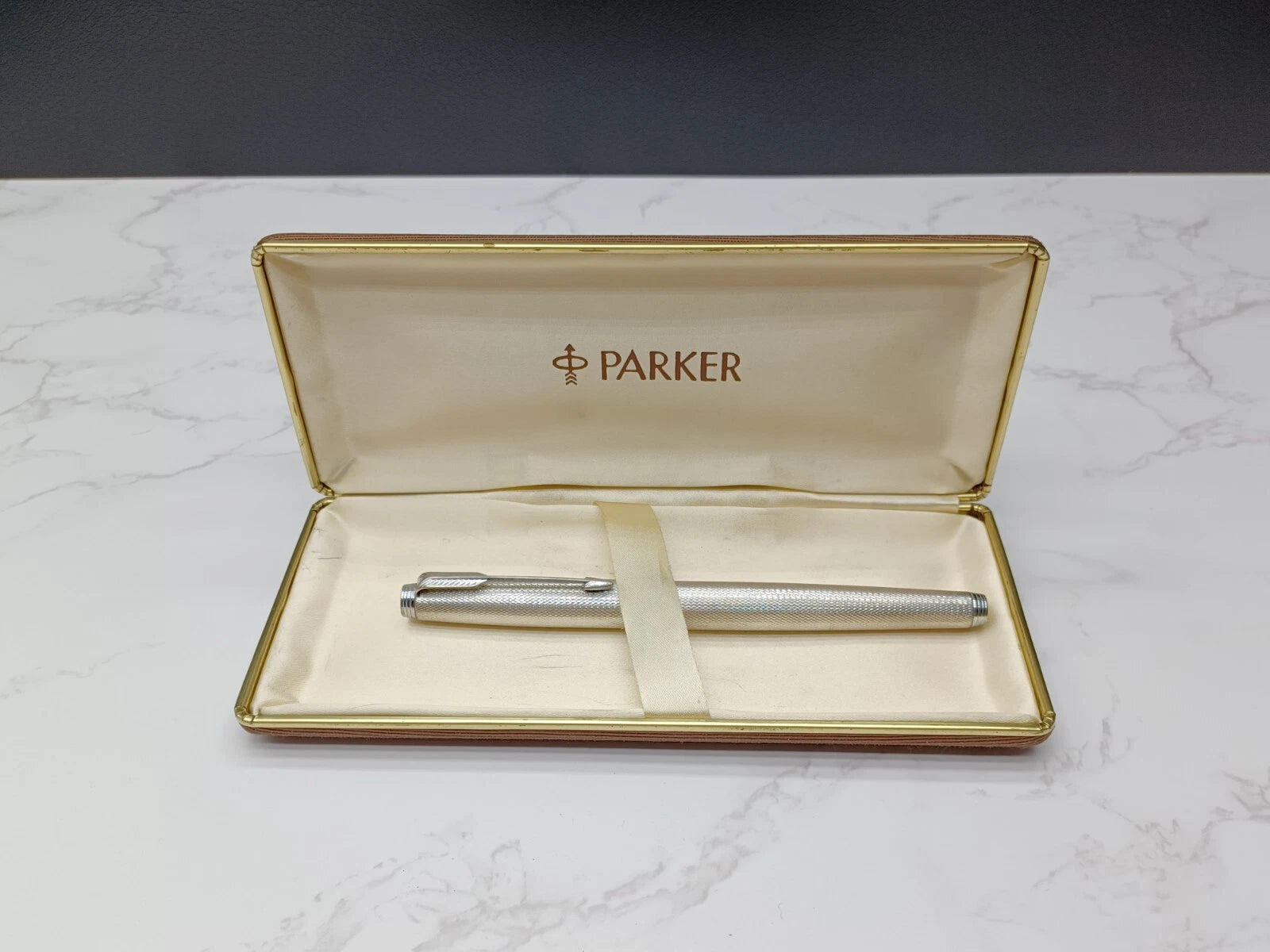 Nice PARKER FOUNTAIN PEN - Silver Plated - NIB 18K Gold - With Box AF07-1613