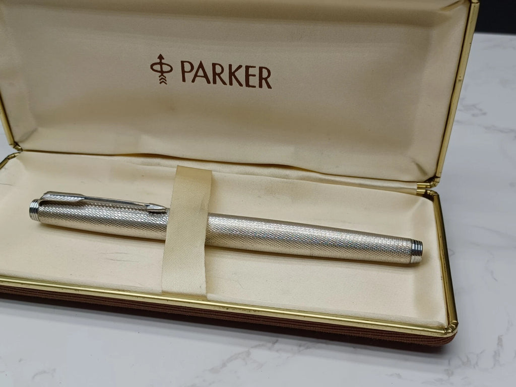 Nice PARKER FOUNTAIN PEN - Silver Plated - NIB 18K Gold - With Box AF07-1613