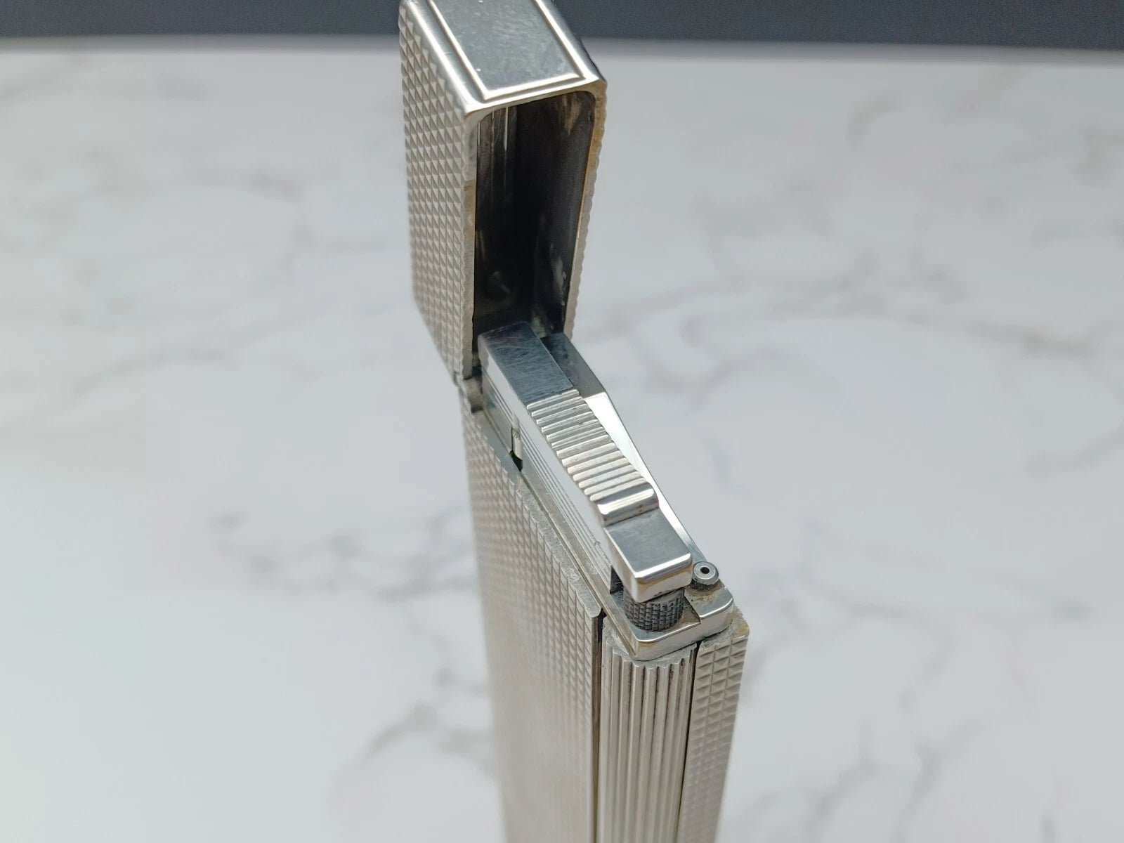 Nice S.T. DUPONT Line 2 Table Gas Lighter - Diamond Point- Silver Plated 1615-AE03