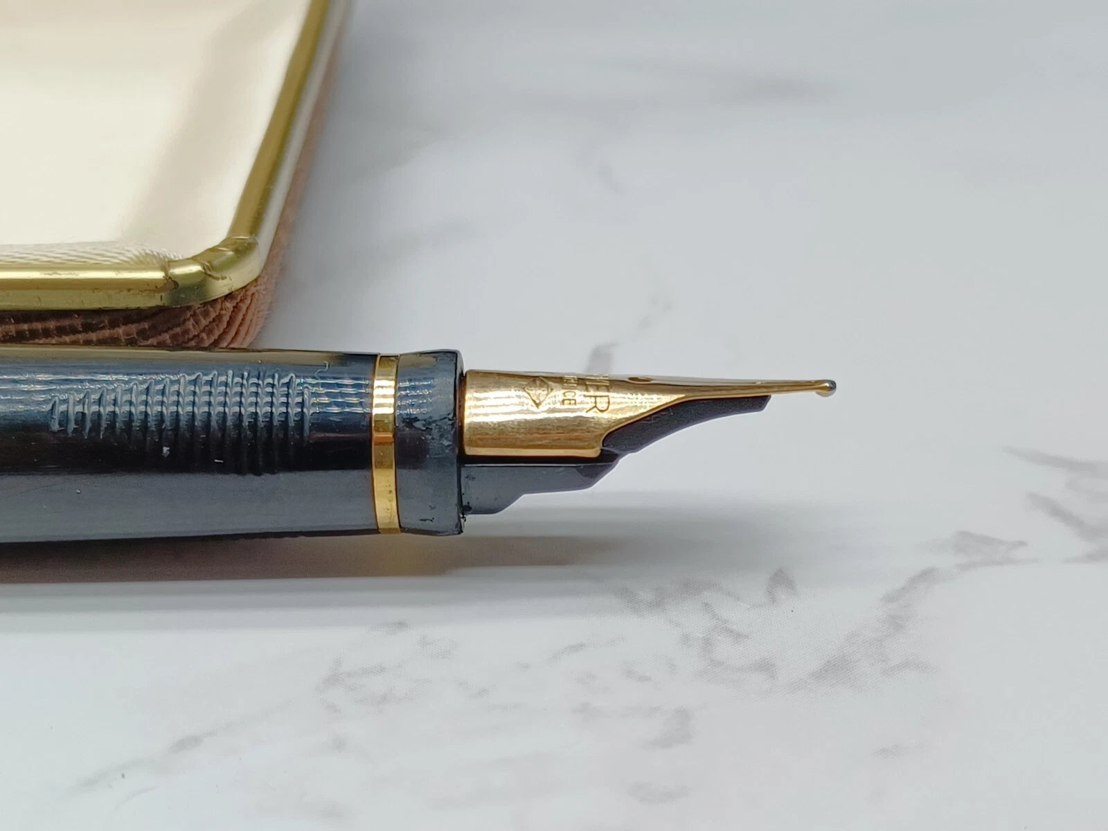 Nice PARKER FOUNTAIN PEN - Silver Plated - NIB 18K Gold - With Box AF07-1613