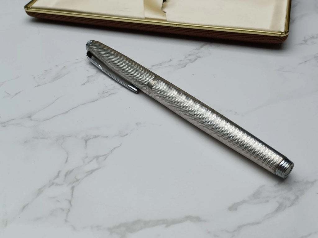 Nice PARKER FOUNTAIN PEN - Silver Plated - NIB 18K Gold - With Box AF07-1613